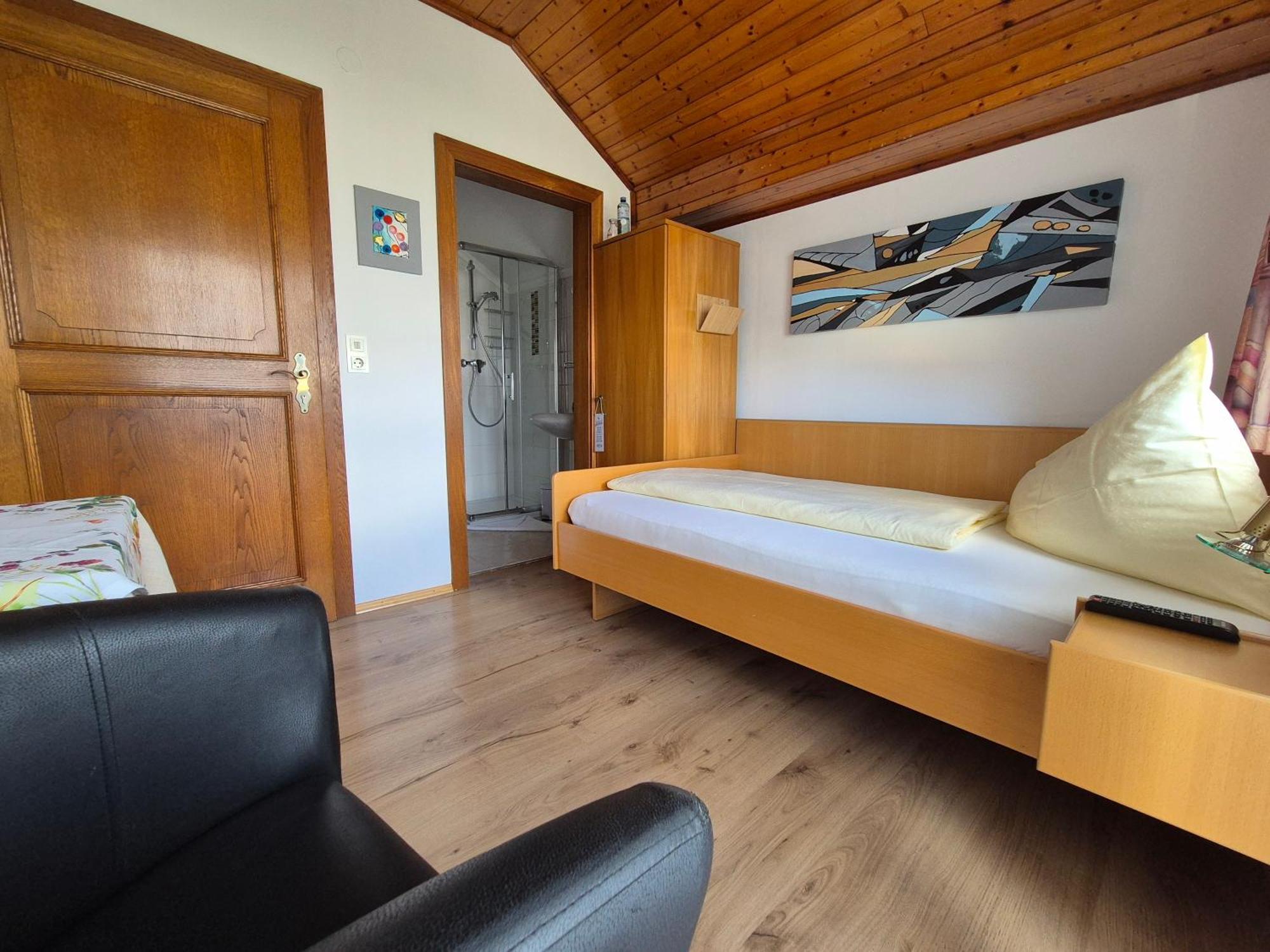 Hotel Garni Gästehaus Hutter Unterburg am Klopeiner See Rum bild